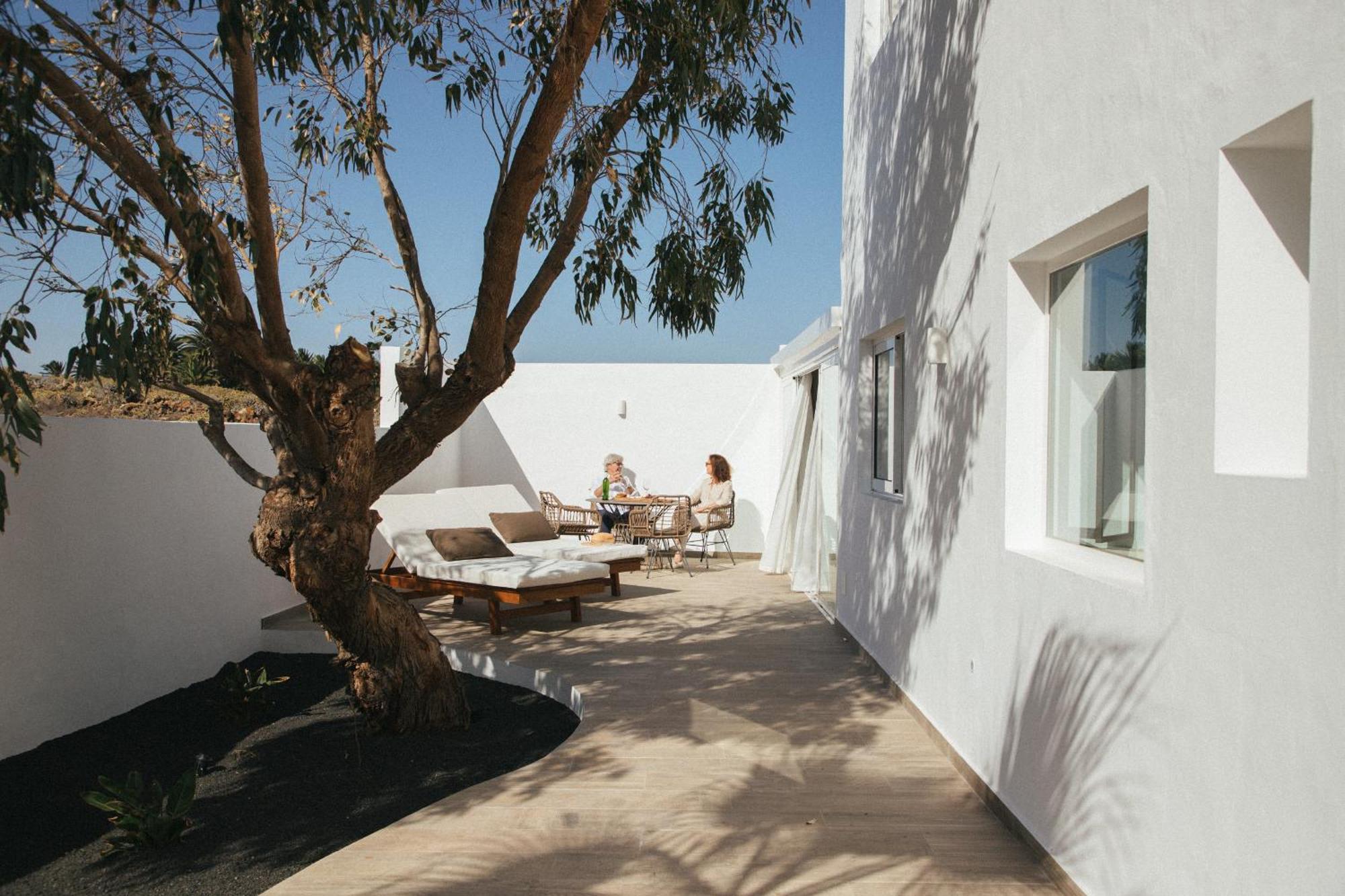 Alava Suites Costa Teguise Bagian luar foto